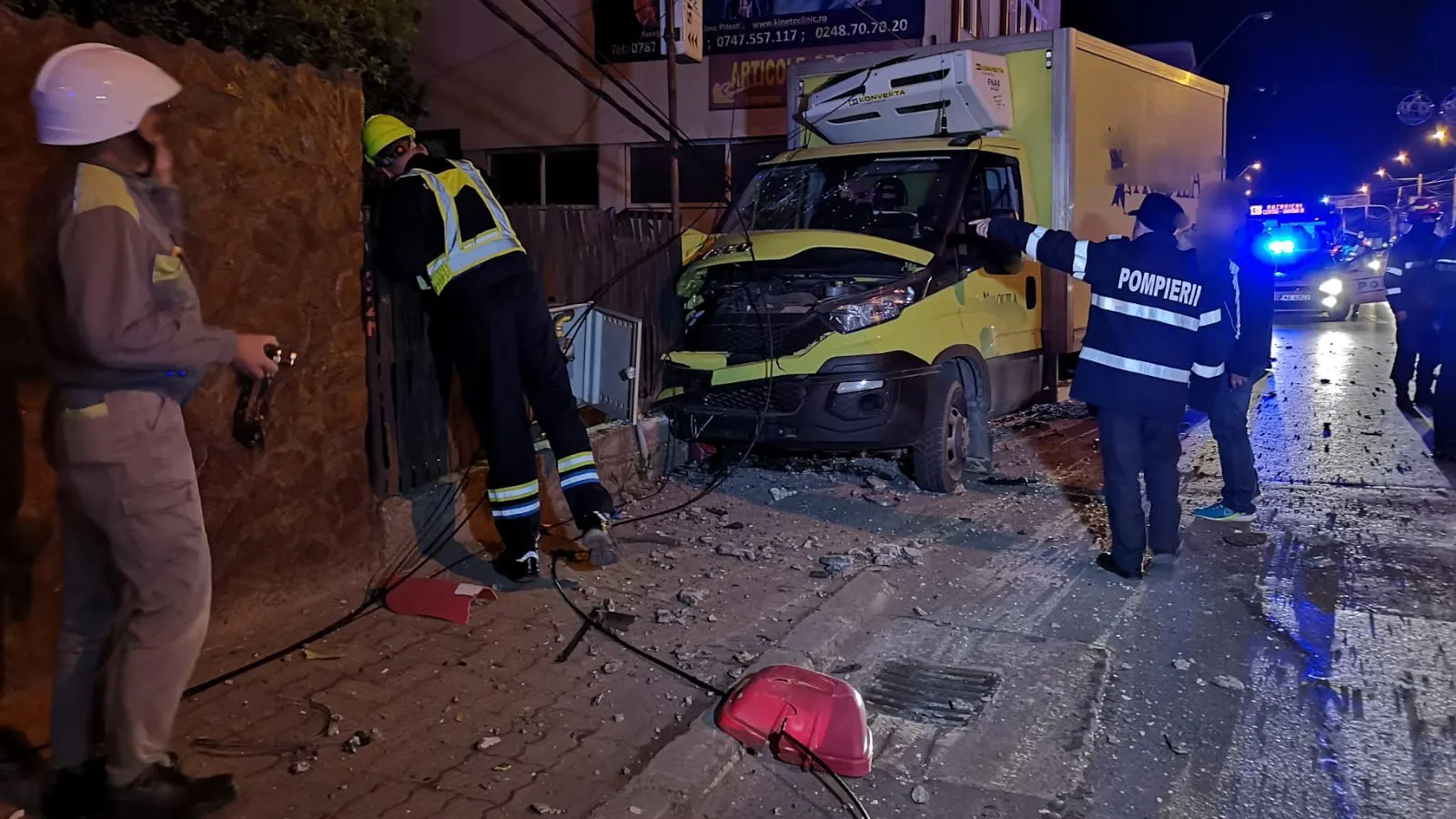 Accident în Piteşti: A intrat cu mașina într-o conductă de gaze. Șoferul, sub influența alcoolului