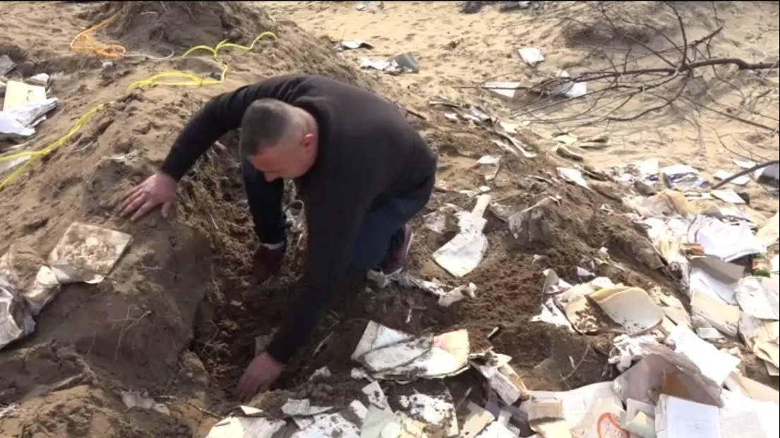 Scandal fără precedent! Arhiva primăriei, găsită la gunoi