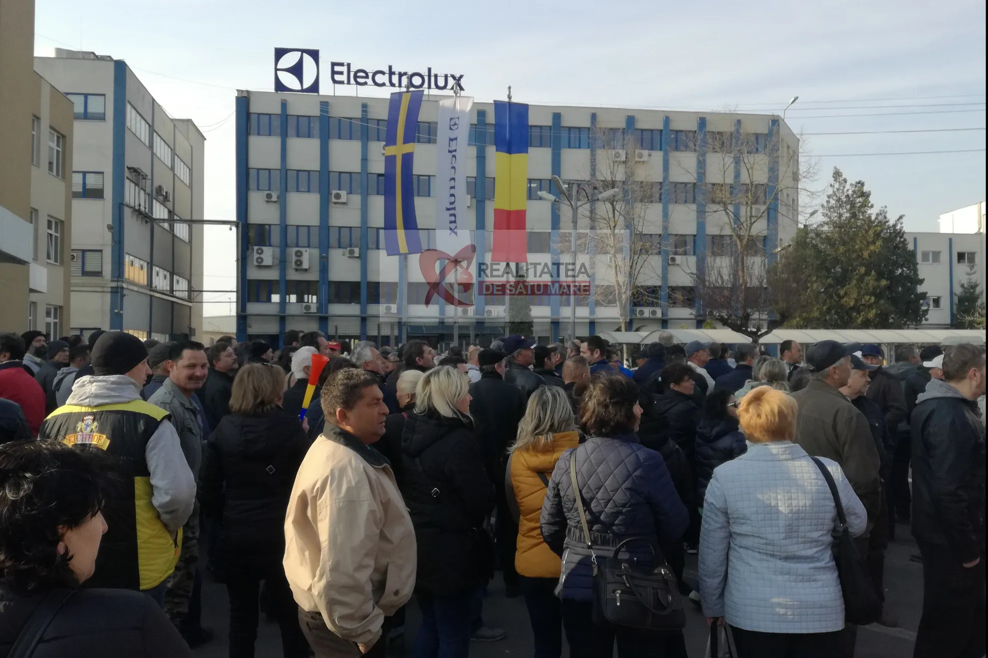 Greviștii de la Electrolux amenință cu un miting de amploare în fața Ambasadei Suediei
