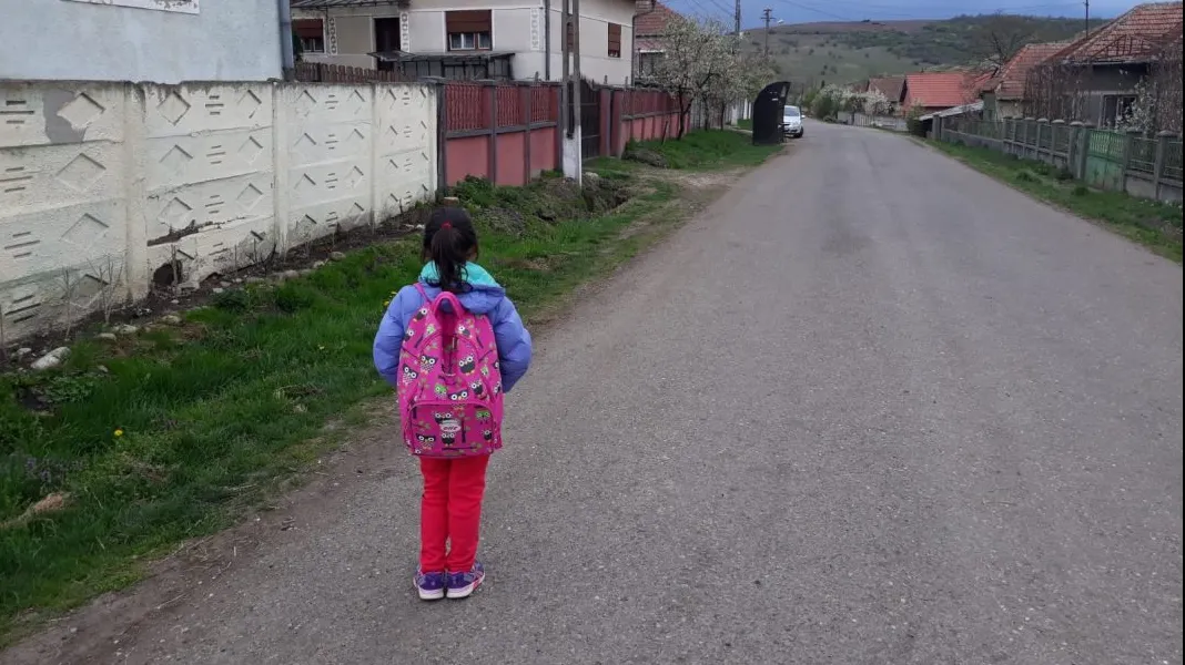 O elevă de 6 ani a ajuns acasă plină de sânge. Motivul halucinant al incidentului