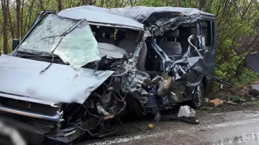 Ciocnire violentă între un TIR și un microbuz. Şase persoane au fost rănite
