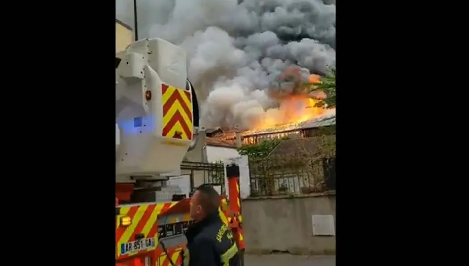 INCENDIU devastator la Versailles! Pompierii intervin în forță