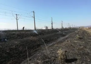 Incendiu de vegetație, lângă calea ferată! Mai multe trenuri, oprite în județul Brașov