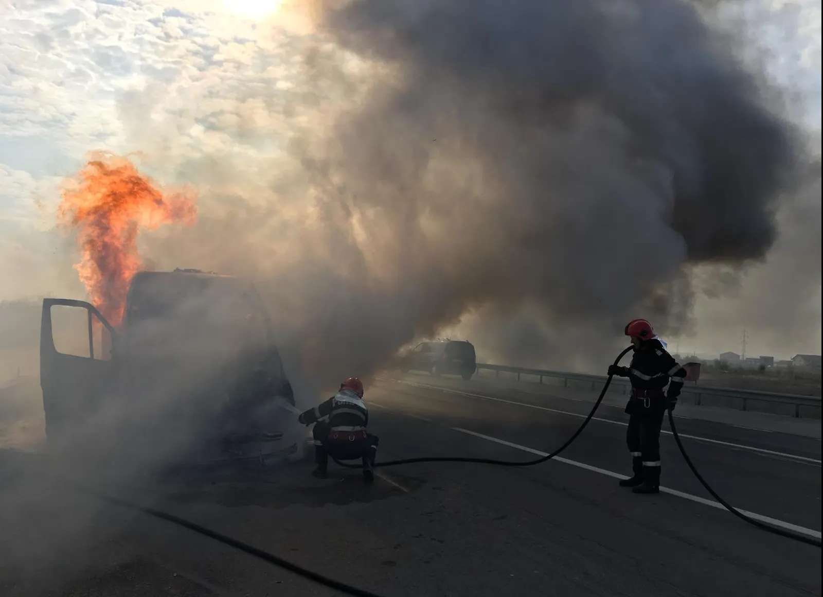 Incendiu de proporţii pe şoseaua de centură a Craiovei, pericol de explozie