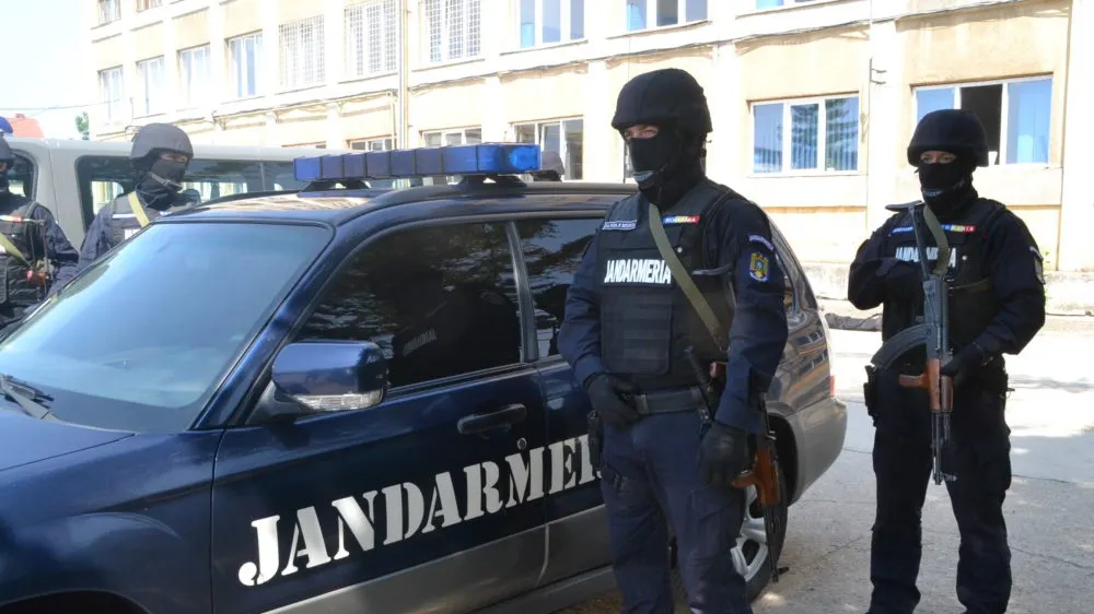 Bărbat care ar fi acostat eleve într-un oraș din județul Arad, descoperit de jandarmi