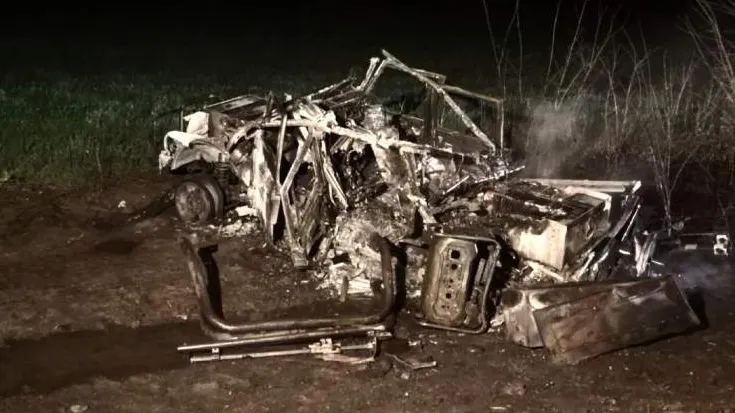 O maşină electrică de 120.000 euro, scăpată în șanț și distrusă total de un angajat de la tractări