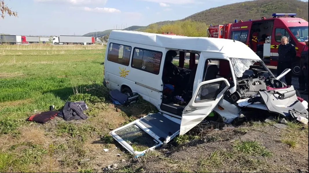 PLAN ROȘU de intervenție! 11 victime. Un microbuz s-a făcut praf