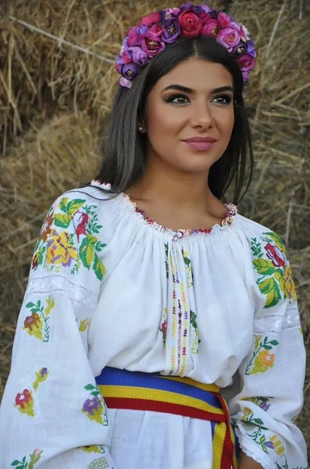 Nu e top model, e consiliera lui Cătălin Rădulescu "Mitralieră"! (GALERIE FOTO)