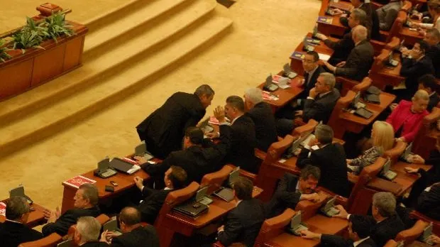 Cu ce se mai ocupă aleşii?! Seflie, şah online, alungă monotonia (VIDEO)