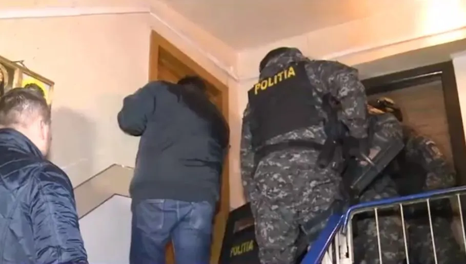 Zeci de percheziţii la proxeneţi din Argeş care acţionau în Oltenia şi Bucureşti