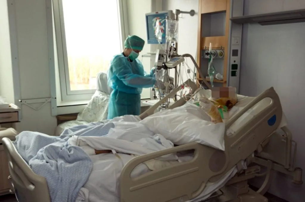Madalina, tânăra cu arsuri grave plimbată între spitale, este pe mâini bune la Bruxelles