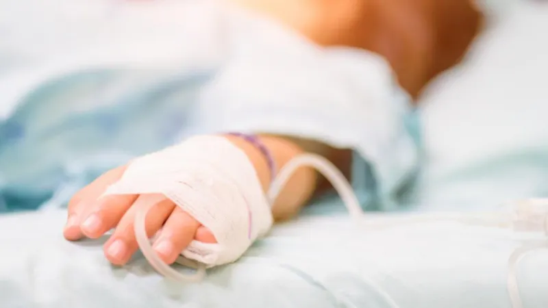 ALERTĂ! O adolescentă de 16 ani, internată în spital cu suspiciune de meningită meningococică