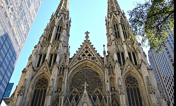 Panică în Catedrala din New York. Un bărbat a intrat cu bidoane de benzină și un aprinzător...