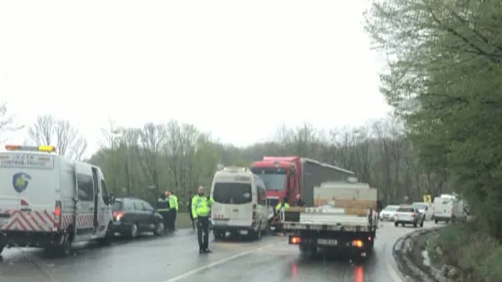 Accident GRAV: 5 victime, după ce un microbuz plin cu ELEVI a fost făcut praf de un TIR