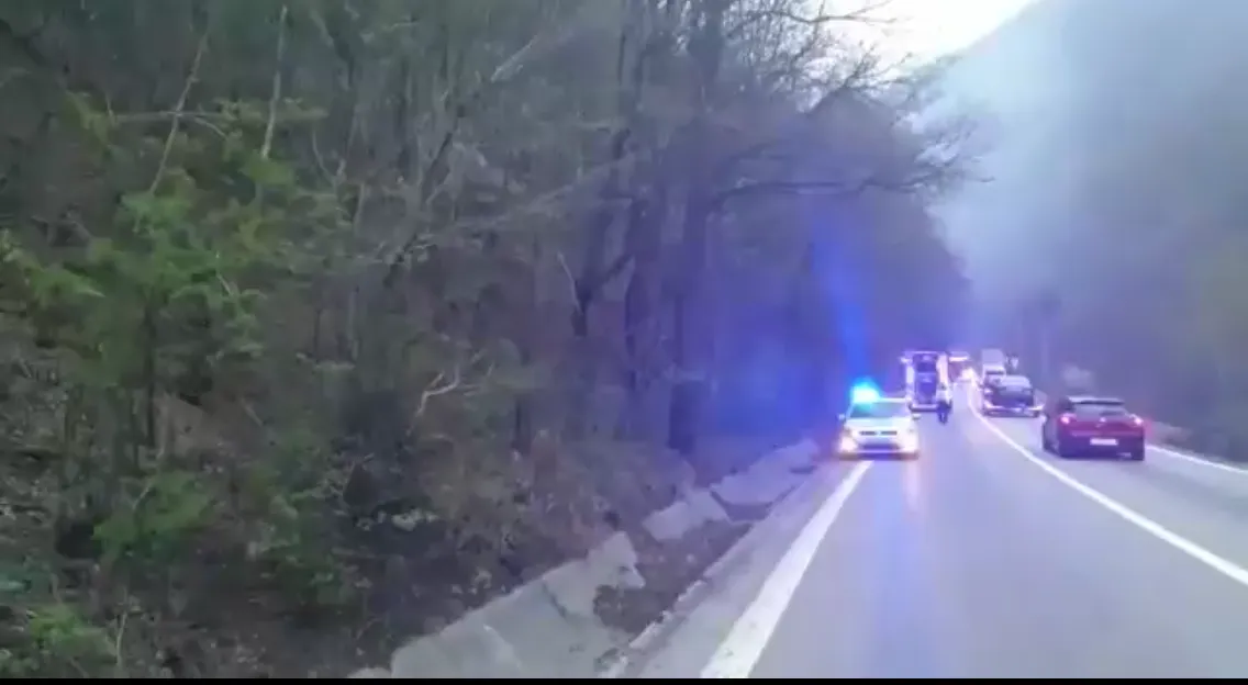 Trafic amenințat de flăcări pe Valea Oltului