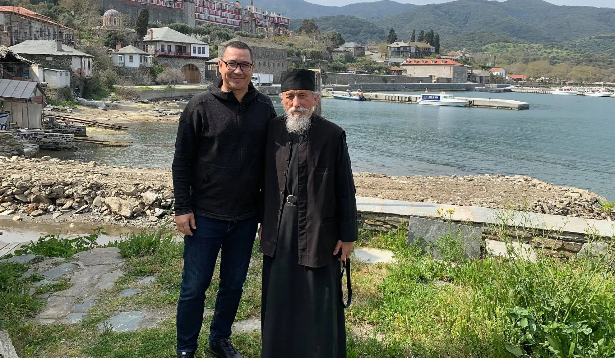Victor Ponta caută ajutor divin la Muntele Athos