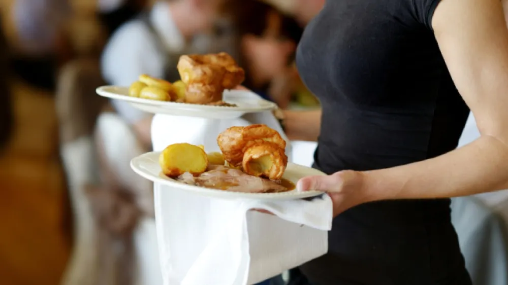 O chelneriţă dezvăluie secretul şocant din bucătăria restaurantelor. Ce pun în mâncare