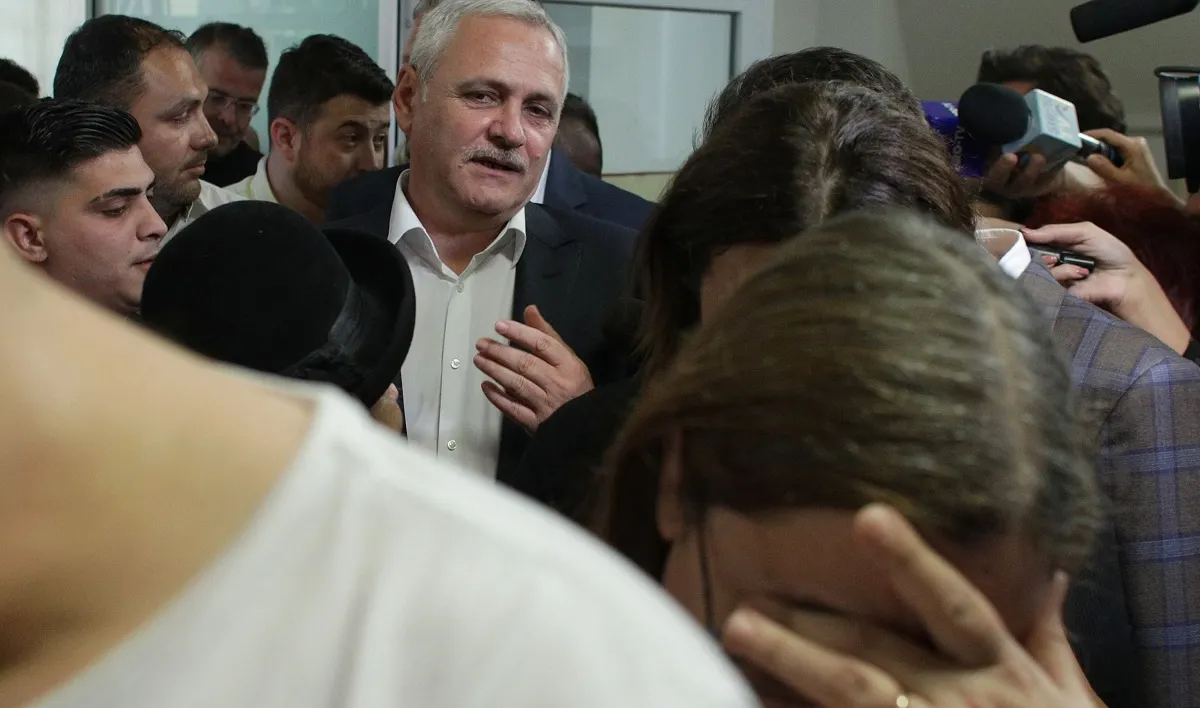 Imagini de senzație cu Liviu Dragnea, la coadă la vot. "Fiecare e cu treaba lui" 