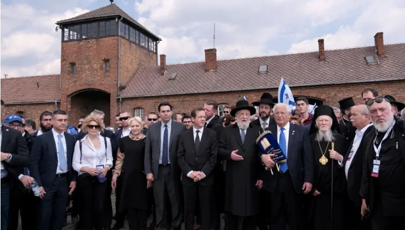 Dăncilă și candidata PSD la europarlamentare, în marș, de la Auschwitz la Birkenau