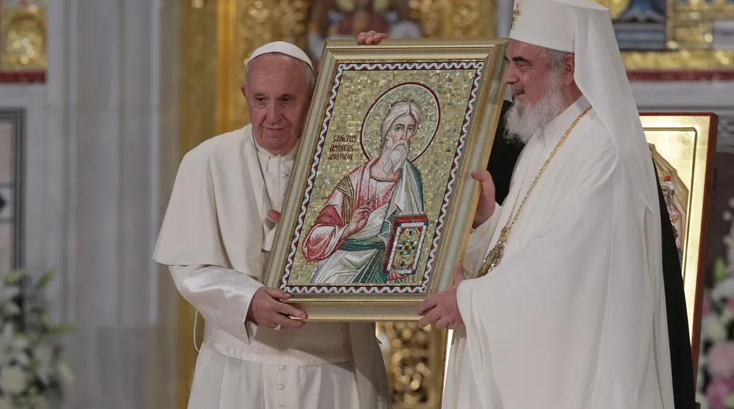 Ce cadouri a primit Papa Francisc de la Patriarhul Daniel