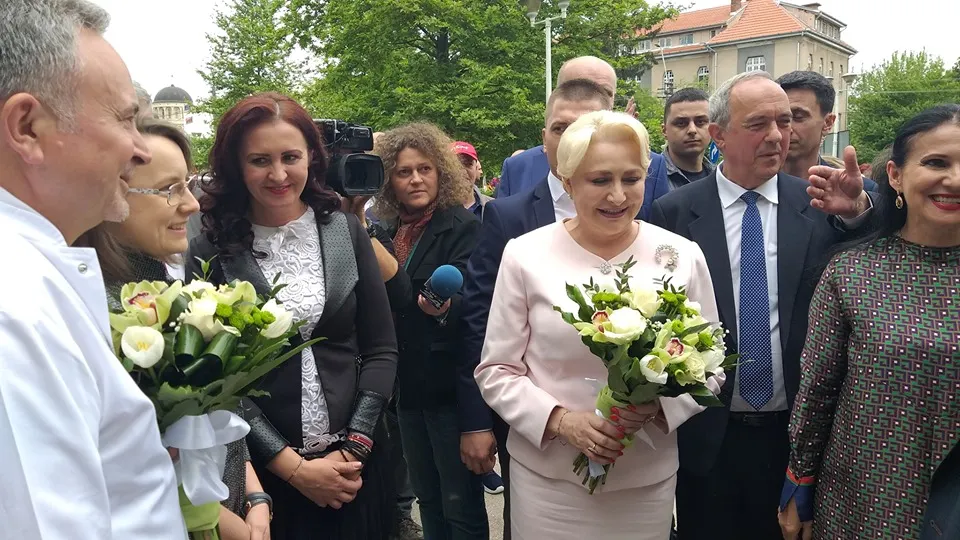 A apostrofat-o pe Dăncilă și a fost amendat. Evenimente neplăcute la vizita premierului la Hunedoara