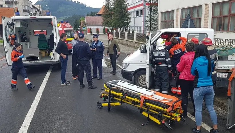 Camion plin cu butelii de aragaz implicat într-un accident, la Topliţa