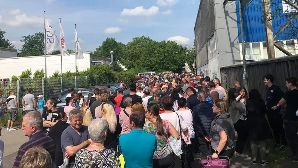 Europarlamentare 2019. Imagini INCREDIBILE. Mii de oameni stau la cozi infernale