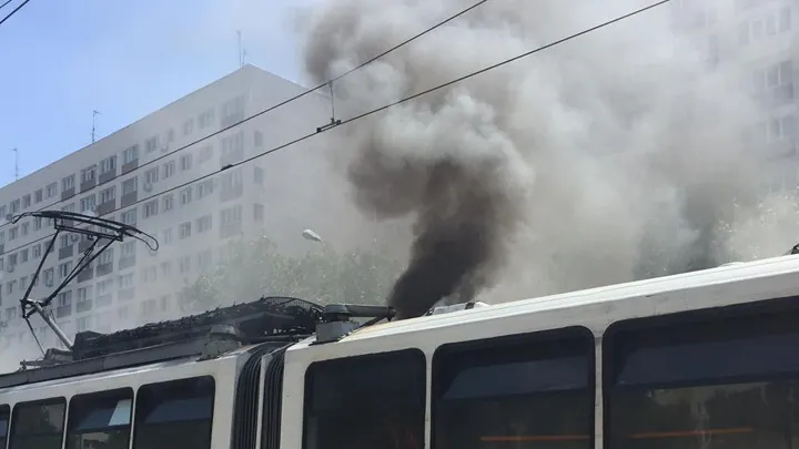 Tramvai în flăcări, în zona Dristor din Capitală