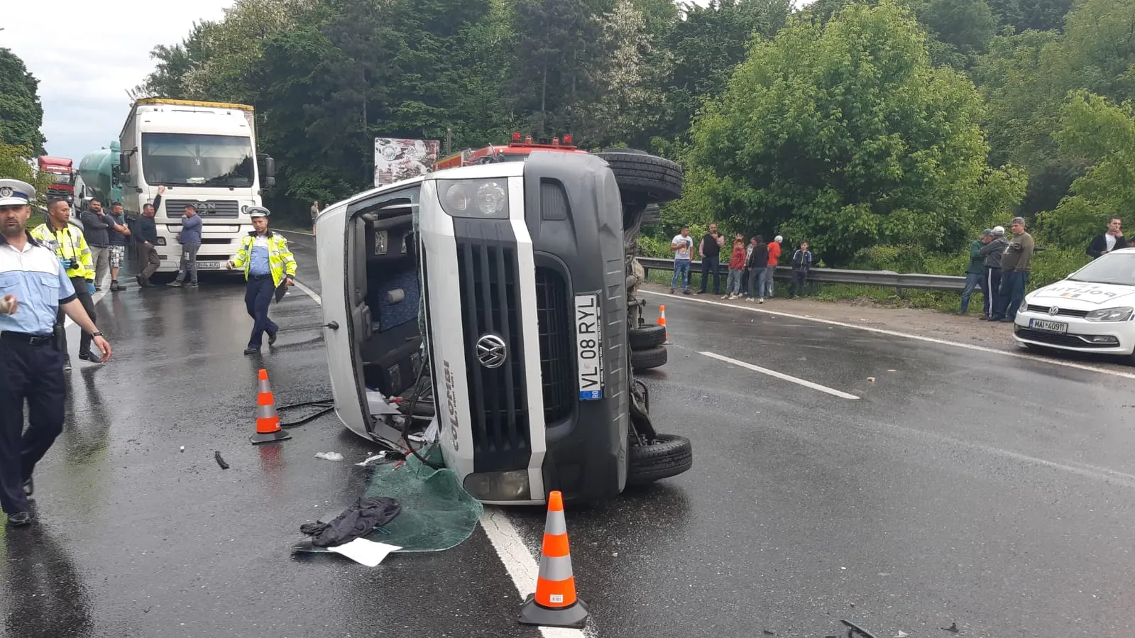 Accident cumplit pe DN 7. Un microbuz s-a răsturnat. 5 victime