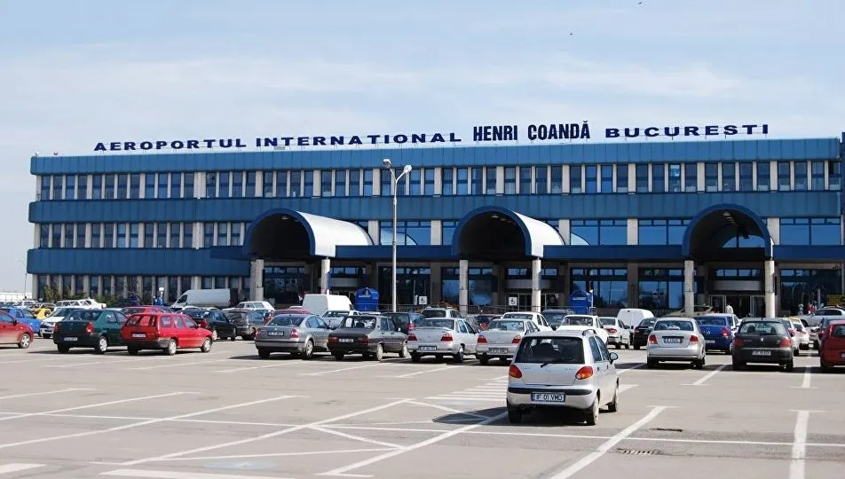Mașini avariate de o scurgere de apă în parcarea Aeroportului Otopeni