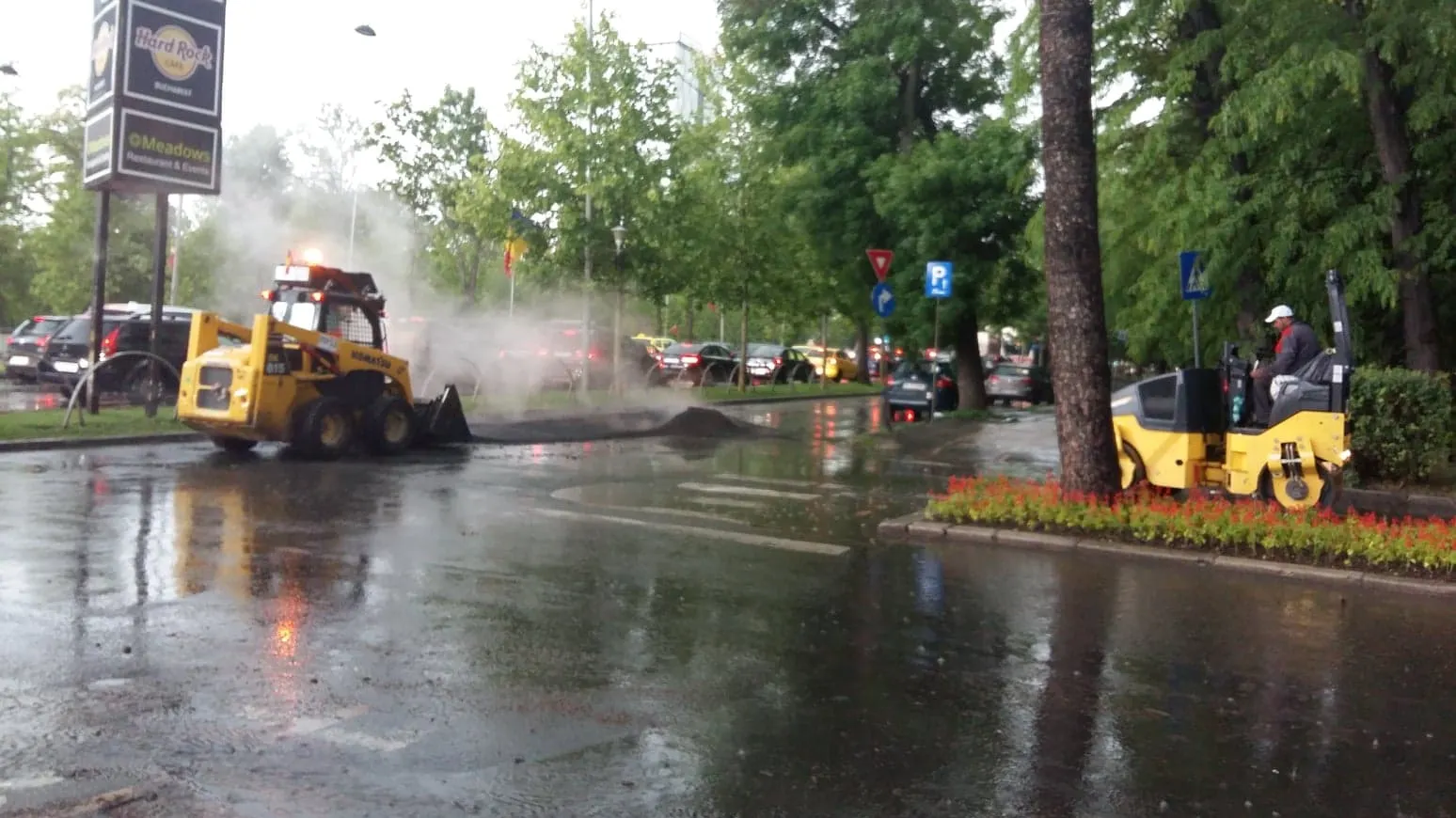 Imagini incredibile: În București se asfaltează pe COD PORTOCALIU de ploi torențiale!