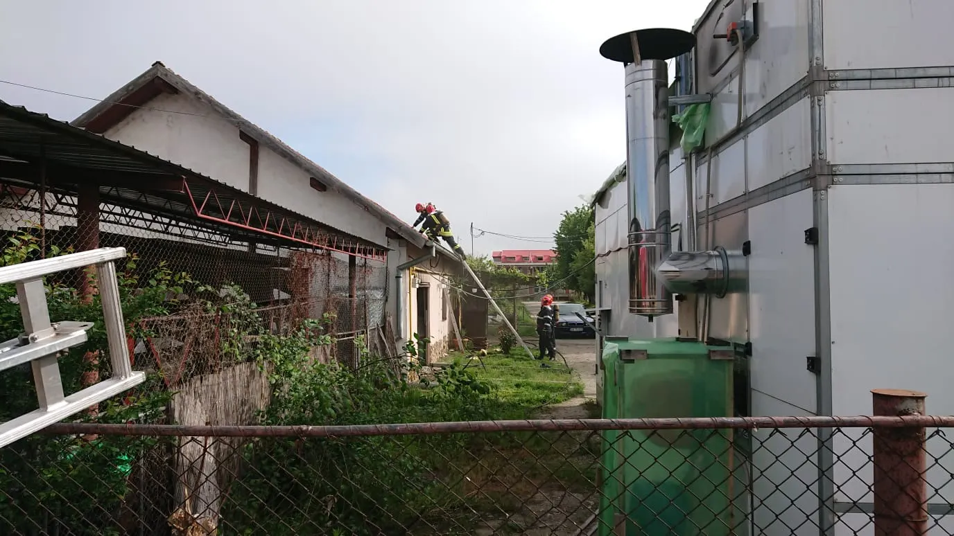 Incendiu la un atelier auto din Alba Iulia. Un scurt circuit, la un pas să provoace o tragedie