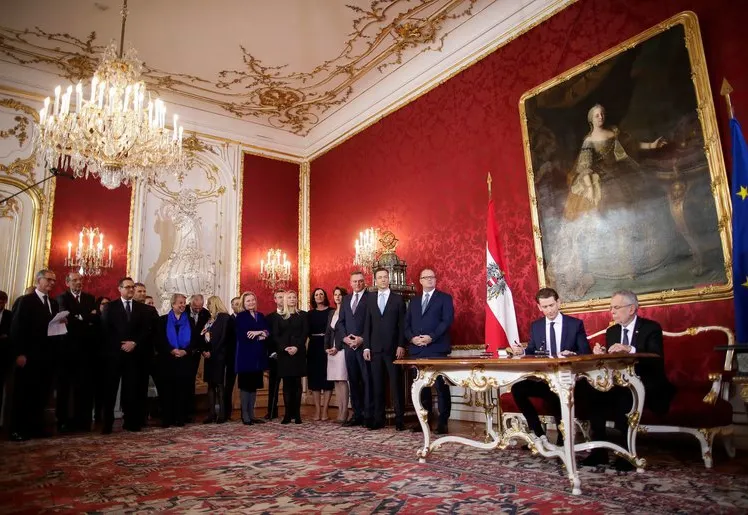 Criză politică în Austria. Toţi miniştrii de extremă dreapta demisionează din guvern
