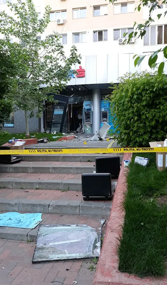 Explozie la o bancă din sectorul trei al Capitalei, explicaţiile poliţiei (GALERIE FOTO)