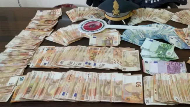 VIDEO Se plimba cu o sumă colosală de bani în mașină. Până l-a prins POLIȚIA!