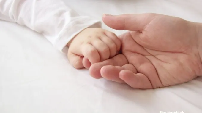 Alertă! Un bebeluș suspect de meningită a decedat