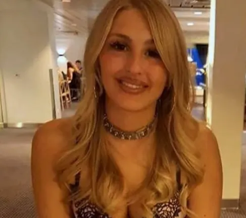 Bomba sexy se trezea goală de la mijloc în jos. Iubitul o viola în somn. Înregistrarea ce arată tot