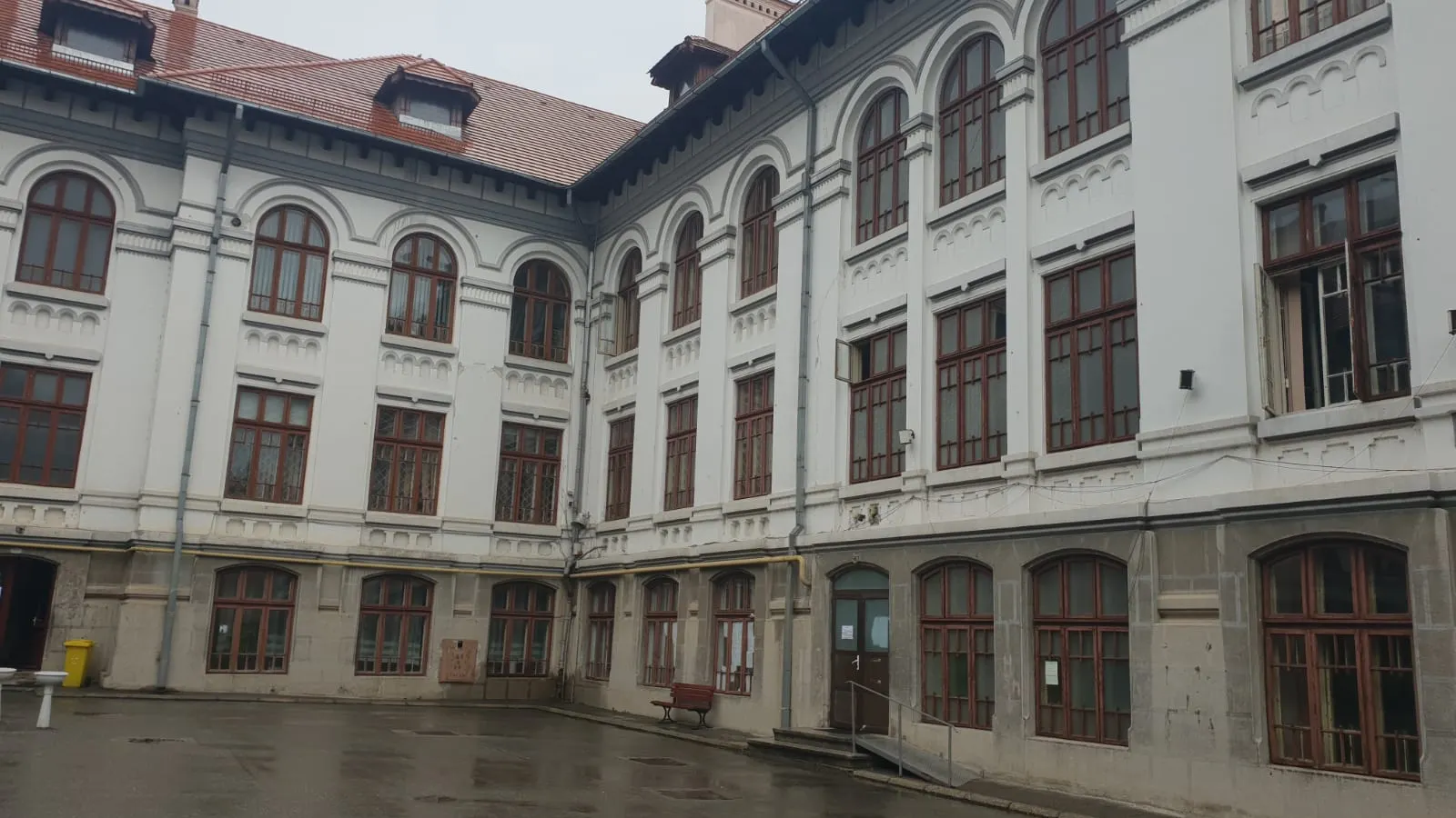 Alertă la un liceu din Pitești, după depistarea cazului de meningită
