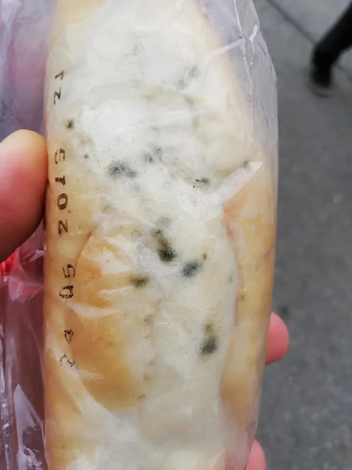 Revoltător. Cornuri cu mucegai şi mere stricate, oferite elevilor la o şcoală din Hunedoara. FOTO