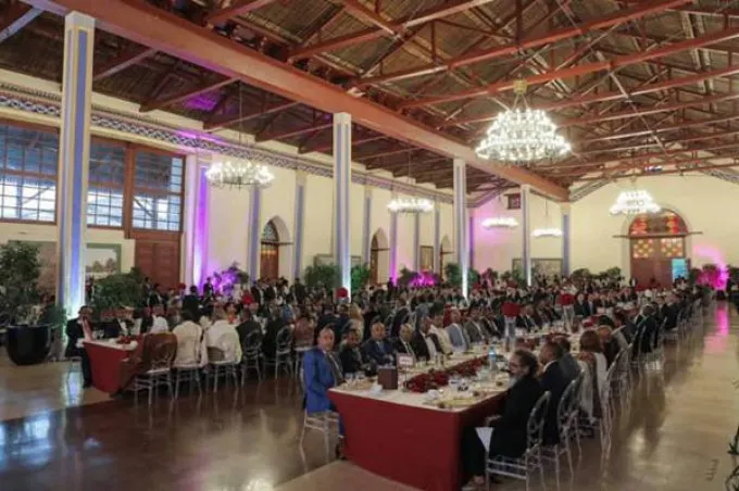 Dineul bogaților, în țara săracilor