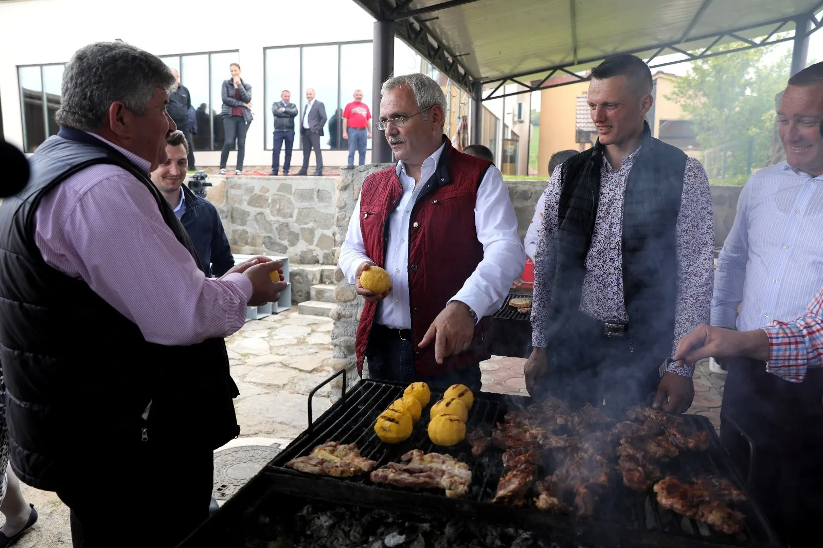 Dragnea s-a ascuns la Sibiu. Emisiunea TVR "Viața satului", filmată în secret. Revoltă în sat!