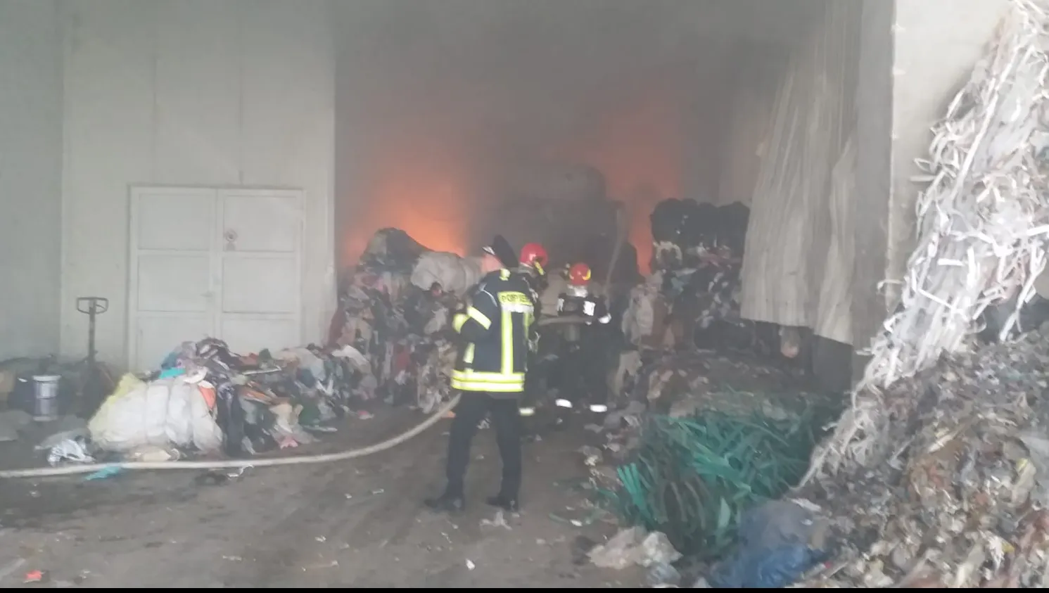 Incendiu puternic în Hunedoara, la un depozit de deșeuri