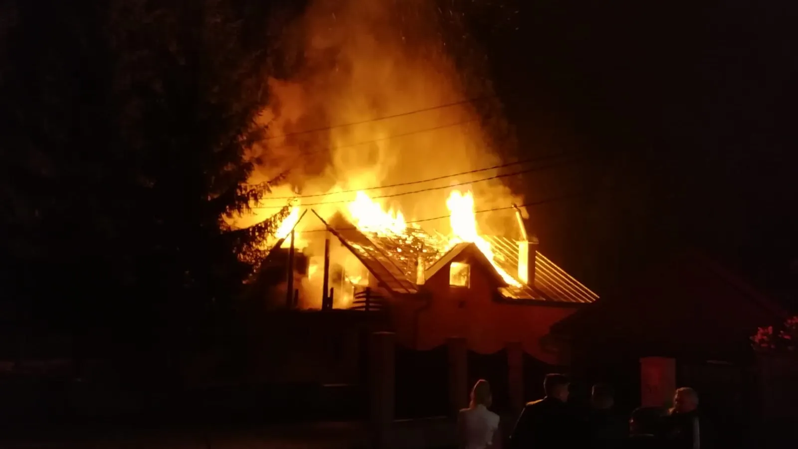 Incendiu la o pensiune din Bistrița.Totul s-a transformat în scrum! Imagini cumplite