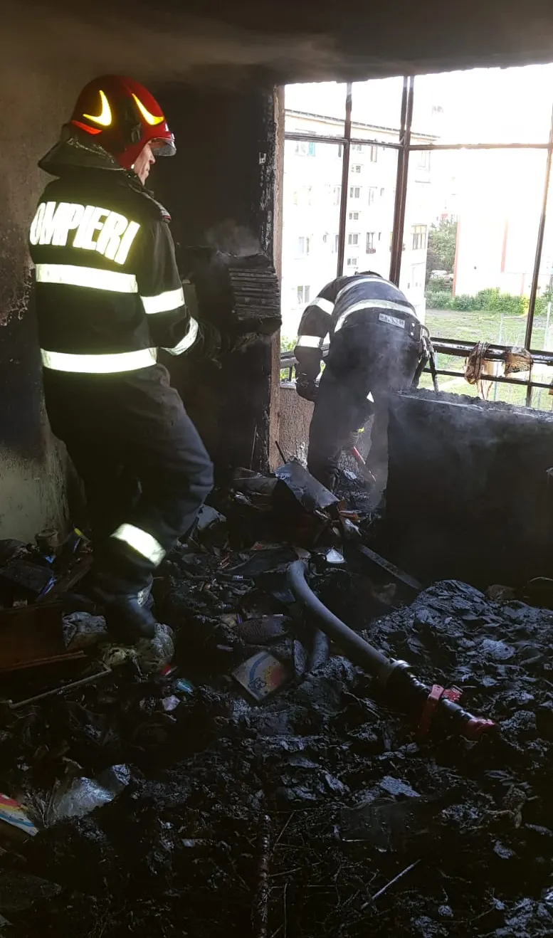Incendiu devastator. Bărbat decedat și locatarii unui bloc, evacuați