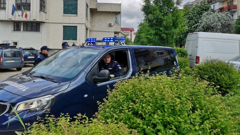 Un nou abuz: Protestatarii care îl așteptau pe Dragnea la Topoloveni, ridicați de jandarmi