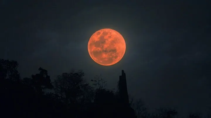 Evenimentul bizar prin care trece Luna care a băgat groaza în oameni de-a lungul timpului