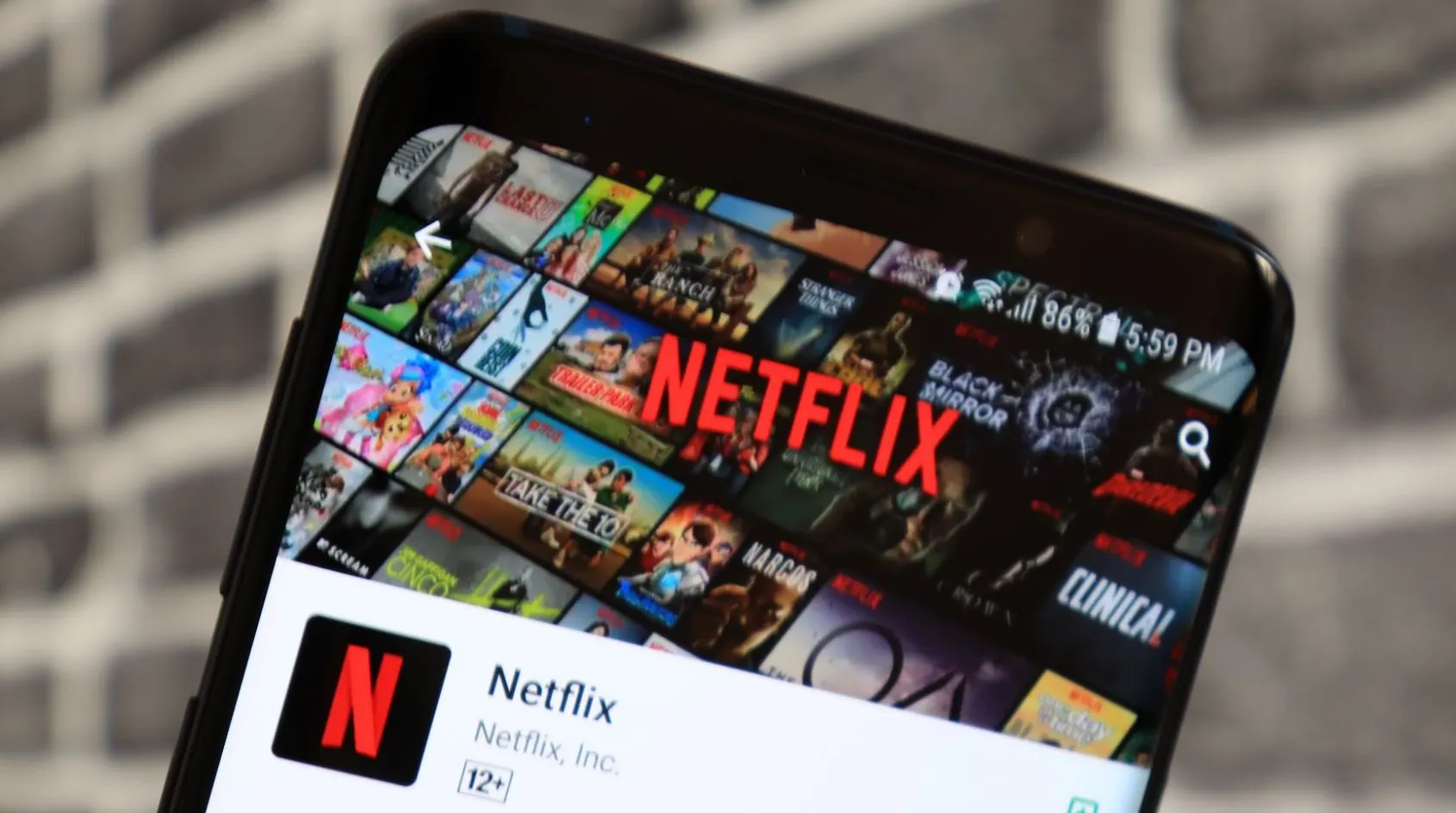 De ce adori pierzi ore în șir la filme și seriale online, fie că o faci pe telefon, fie la TV
