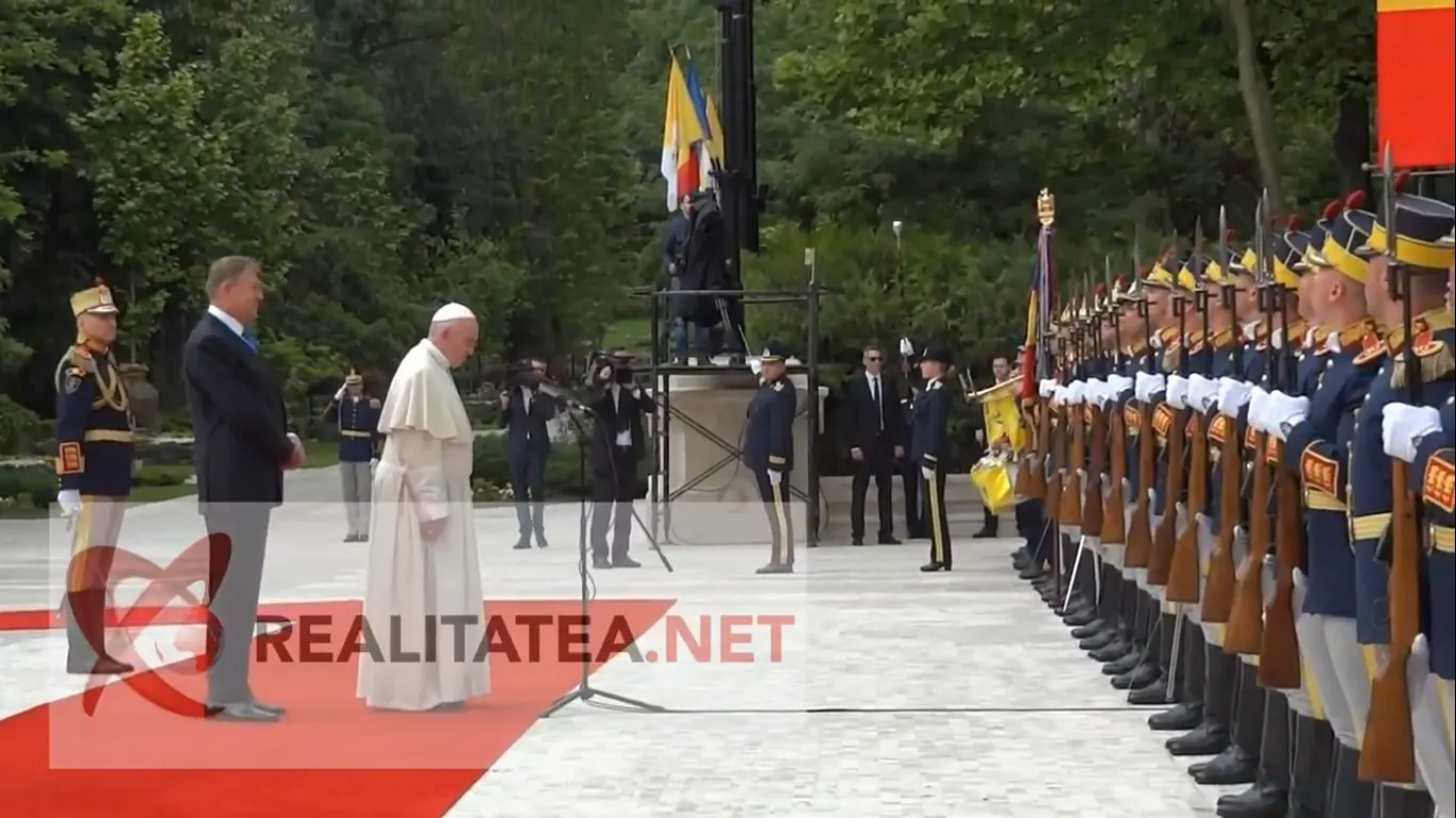 Klaus Iohannis i-a şoptit Papei Francisc cum să salute în limba română. VIDEO realitatea.net