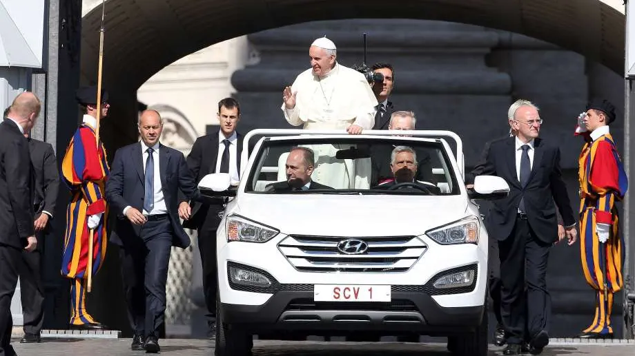 Inedit! Papa Francisc se va plimba în mașini din România, dar cu număr de Vatican