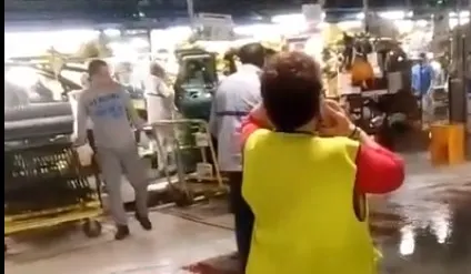 Imagini incredibile, plouă tornenţial într-o hală a Uzinelor Dacia Mioveni (VIDEO)